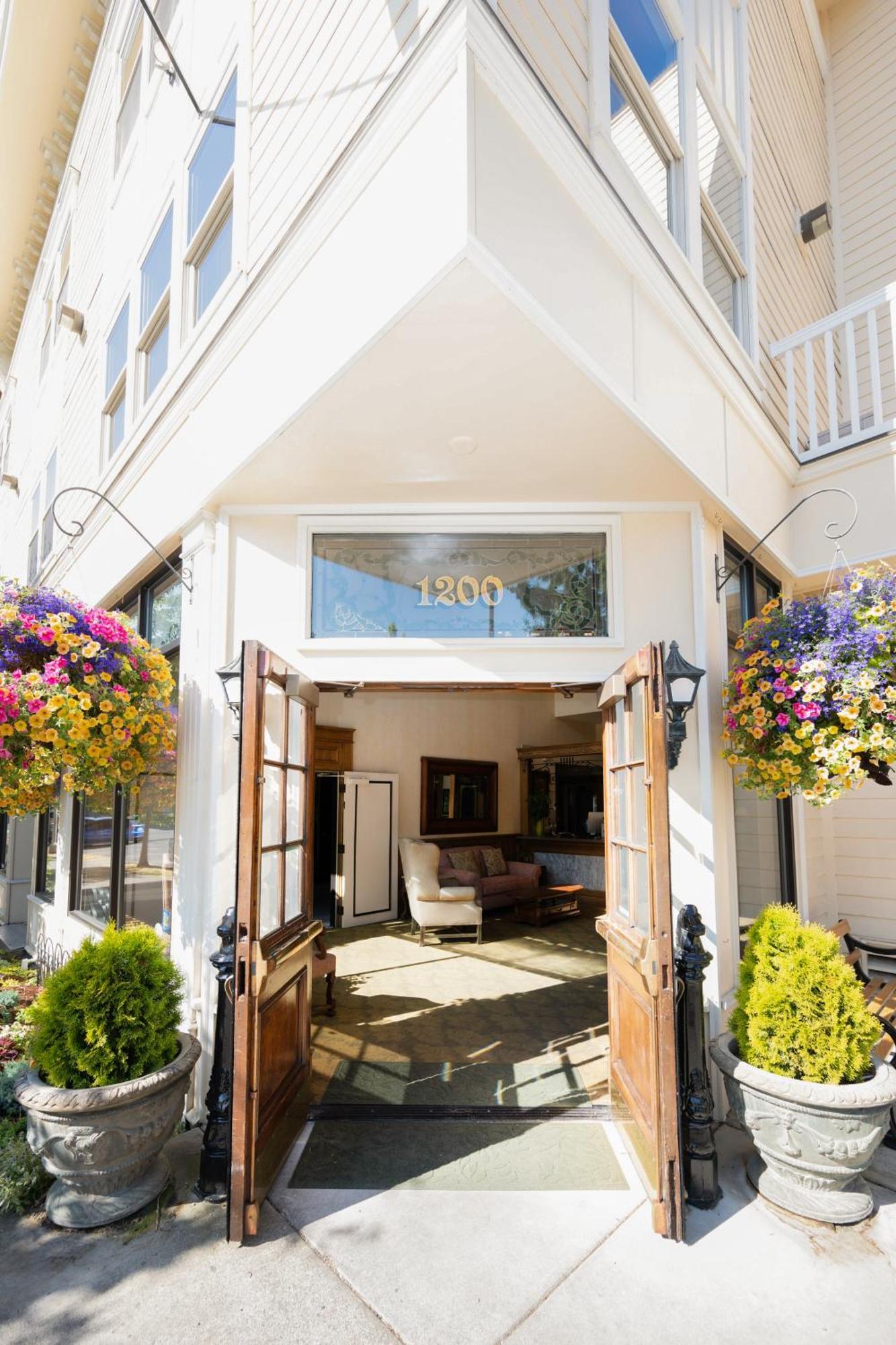 Fairhaven Village Inn Белингам Екстериор снимка