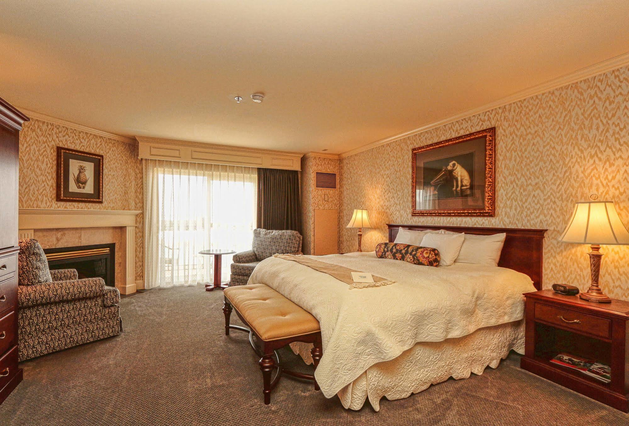 Fairhaven Village Inn Белингам Екстериор снимка